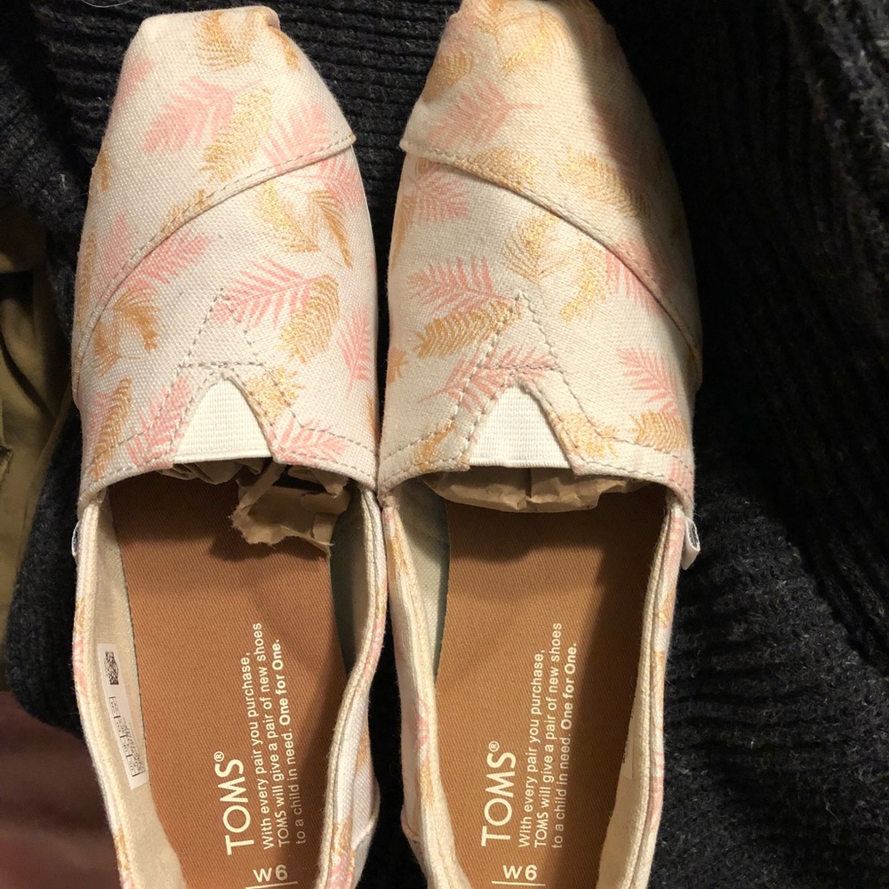 NWOT “Gilded Blush Palm Leaves” TOMS Size 6